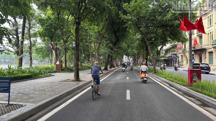 Theo Nghị quyết số 47/2024/NQ-HĐND của Hội đồng nhân dân thành phố Hà Nội về quy định tiêu chí, trình tự, thủ tục xác định vùng phát thải thấp, thành phố sẽ từng bước triển khai mô hình này tại các khu vực có nguy cơ ô nhiễm không khí cao và mật độ giao thông lớn.