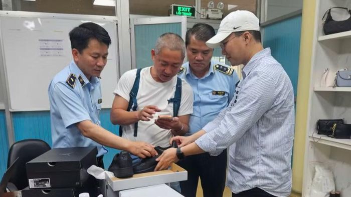 Lực lượng Quản lý thị trường thuộc Cục Quản lý và Phát triển thị trường trong nước (Bộ Công thương) đang tiến hành kiểm tra các đôi giày mang dấu hiệu giả mạo nhãn hiệu Nike, Nike Air và Air Jordan tại một nhà máy sản xuất trên địa bàn Thành phố Hồ Chí Minh.