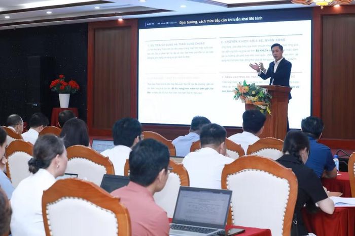 Ông Đặng Tùng Anh, Phó Giám đốc Trung tâm Công nghệ chính phủ số, Cục Chuyển đổi số quốc gia trình bày chuyên đề tại Hội thảo.