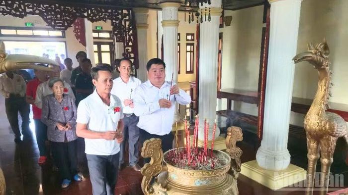 Đồng chí Võ Chí Thắng, Bí thư Đảng ủy xã Lương Tâm cùng Đoàn đại biểu tổ chức Lễ dâng hoa, dâng hương tại Đền thờ Bác Hồ ở xã Lương Tâm, thành phố Cần Thơ.