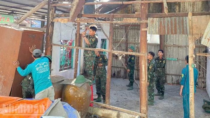 Bộ đội giúp dân sửa nhà.