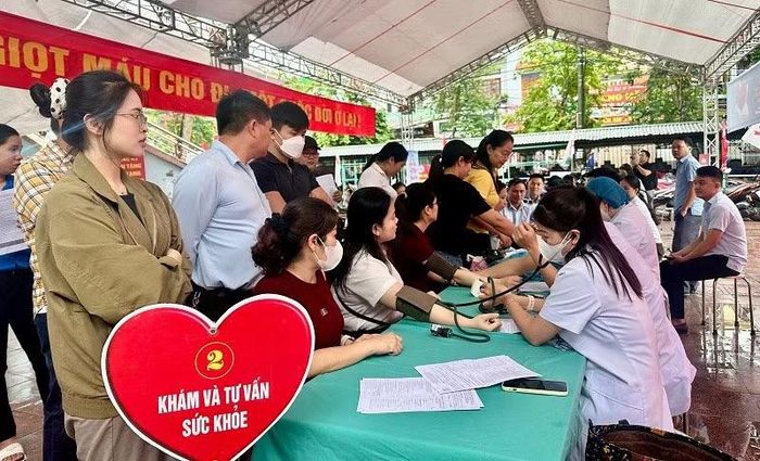 Các cá nhân đăng ký hiến máu được khám, tư vấn sức khỏe trước khi lấy máu.