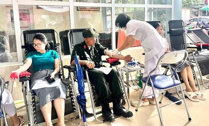 Cán bộ, chiến sĩ trên địa bàn tỉnh Điện Biên tình nguyện hiến máu ủng hộ chương trình Hành trình đỏ Việt Nam được tổ chức tại Điện Biên.