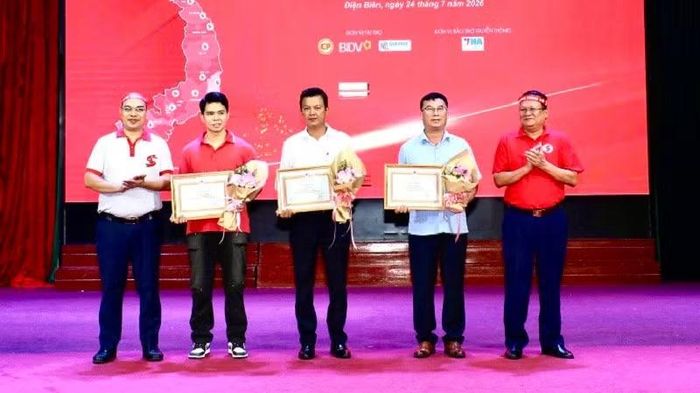 Ban tổ chức Hành trình đỏ Việt Nam và lãnh đạo Hội Chữ thập đỏ tỉnh Điện Biên trao Bằng khen tặng các cá nhân, gia đình hiến máu tiêu biểu trên địa bàn tỉnh Điện Biên.