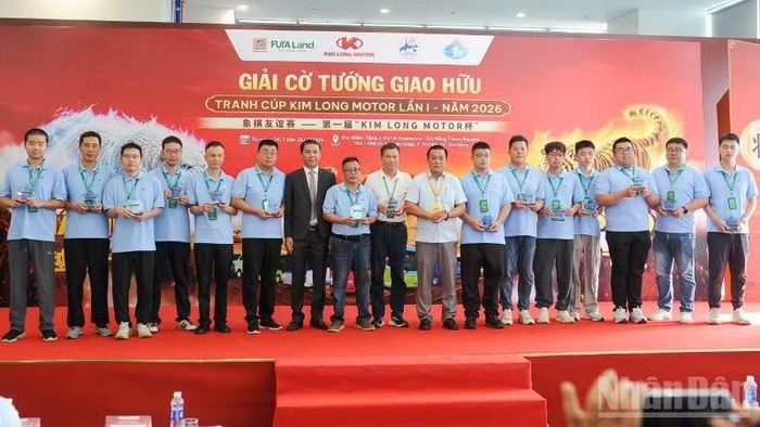 Ban tổ chức trao kỷ niệm chương cho đội tuyển "Quảng Đông Thập Hổ".