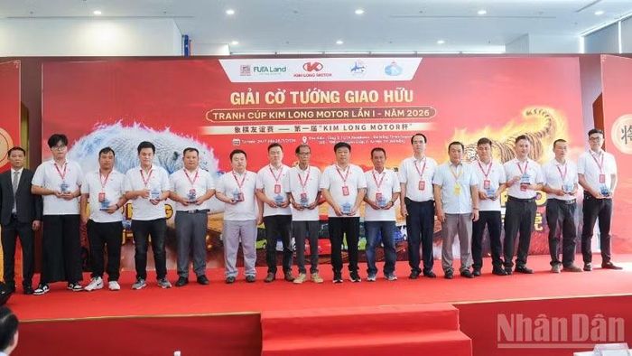 Ban tổ chức trao kỷ niệm chương cho đội tuyển “Việt Nam Thập Hùng”.