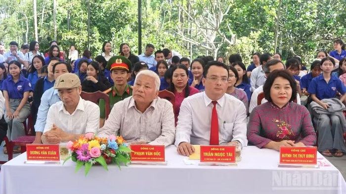 Các đại biểu tham dự lễ khánh thành.