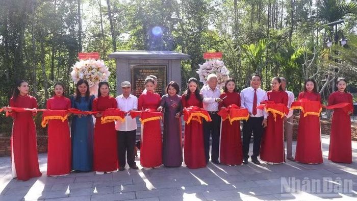 Các đại biểu cắt băng khánh thành Bia di tích địa điểm thành lập Chi bộ Thạnh Bình.