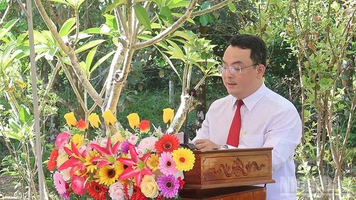 Bí thư Đảng ủy xã Thạnh Bình Trần Ngọc Tài phát biểu tại lễ khánh thành.