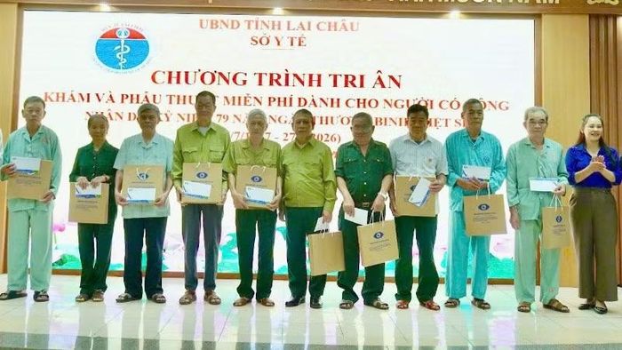 Tặng quà tri ân người có công.