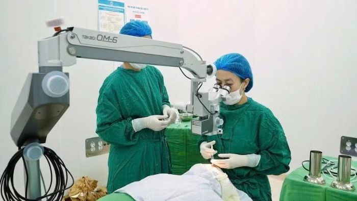 Các bác sĩ tiến hành phẫu thuật mắt cho người có công.