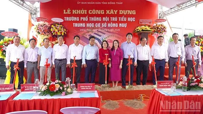 Đại biểu tham dự Lễ khởi công dự án Trường phổ thông nội trú liên cấp tiểu học và trung học cơ sở phường Hồng Ngự.