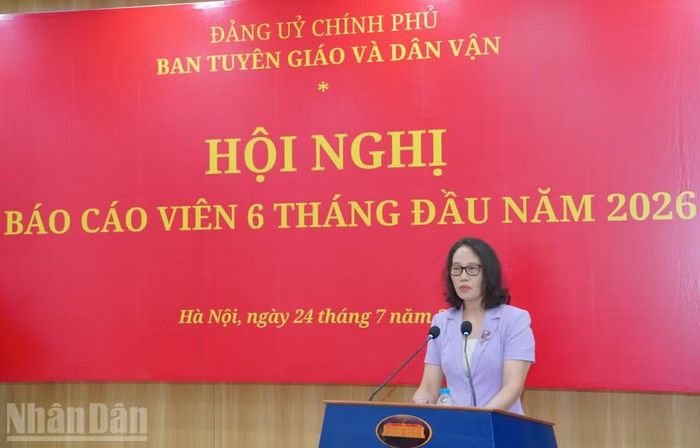  Đồng chí Hà Thị Trang quán triệt đến các đại biểu dự hội nghị những nội dung cơ bản tại Chỉ thị số 07-CT/TW của Bộ Chính trị. (Ảnh: HẢI ĐĂNG) 
