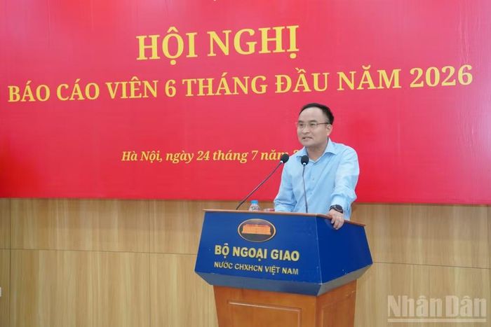 Đồng chí Lê Đình Tĩnh thông tin một số kết quả nổi bật trong công tác đối ngoại của Việt Nam và tình hình thế giới thời gian gần đây. (Ảnh: HẢI ĐĂNG)