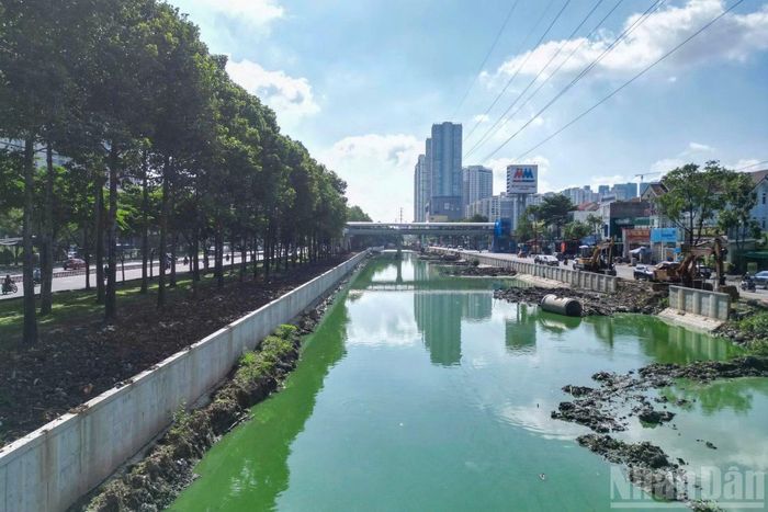  Rạch Đá Đỏ, đoạn từ đường Nguyễn Hoàng đến sông Sài Gòn, thuộc địa bàn phường An Khánh và phường Bình Trưng, chạy song song tuyến metro số 1 Bến Thành-Suối Tiên và đường Võ Nguyên Giáp. 