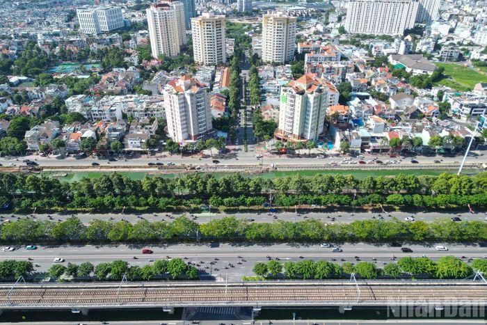 Công trình gồm các hạng mục nạo vét khoảng 1,7km lòng rạch, xây dựng khoảng 1,5km kè hai bờ, lắp đặt hệ thống cống thoát nước, đồng thời đầu tư đường dạo ven rạch, vỉa hè, cây xanh và hệ thống chiếu sáng.