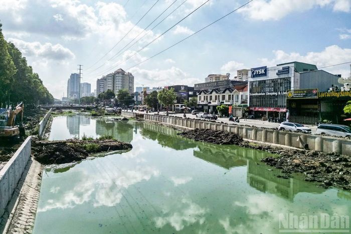 Theo các công nhân làm việc tại dự án, khối lượng thi công hiện đạt khoảng 80-90%. Phần việc trọng tâm còn lại là tiếp tục khơi thông đoạn tiếp giáp giữa rạch Đá Đỏ và sông Sài Gòn nhằm bảo đảm dòng chảy được lưu thông đồng bộ.