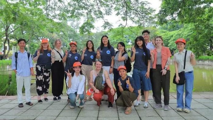 Nguyễn Quốc Hiệp (bìa trái) giành học bổng của chính phủ Canada.
