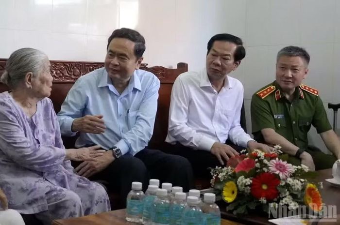 Chủ tịch Quốc hội Trần Thanh Mẫn ân cần hỏi thăm sức khỏe Bà mẹ Việt Nam Anh hùng Trần Thị Lưỡng (phường Tam Long, Thành phố Hồ Chí Minh). (Ảnh: ND)