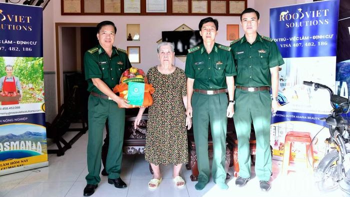 Đại tá Đào Nguyên Hoạt, Phó Chỉ huy trưởng Bộ đội Biên phòng Cà Mau (bìa trái) và đoàn công tác thăm hỏi, tặng quà gia đình Anh hùng Lực lượng vũ trang nhân dân Bùi Hữu My, nguyên Chỉ huy trưởng Bộ đội Biên phòng Cà Mau.