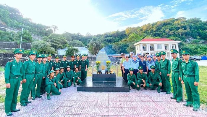 Cán bộ, chiến sĩ Đồn Biên phòng Hòn Khoai và các lực lượng làm nhiệm vụ trên đảo Hòn Khoai dâng hoa, dâng hương tưởng niệm các Anh hùng liệt sĩ tại bia tưởng niệm trên đảo.