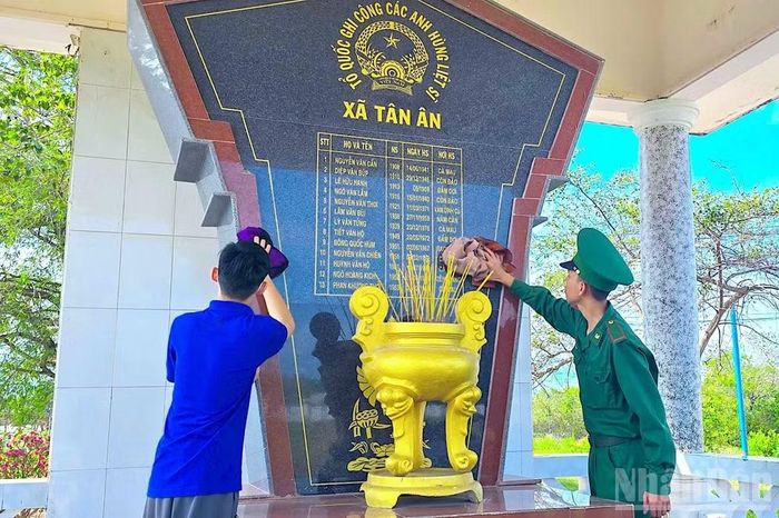 Cán bộ, chiến sĩ Đồn Biên phòng Rạch Gốc phối hợp đoàn thanh niên địa phương lau chùi, vệ sinh khu tưởng niệm các Anh hùng liệt sĩ xã Tân Ân, tỉnh Cà Mau.