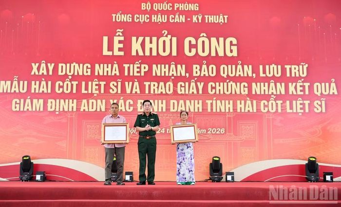 Thượng tướng Nguyễn Văn Gấu trao Giấy chứng nhận kết quả giám định ADN cho hai gia đình thân nhân liệt sĩ.