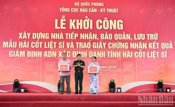 Trung tướng Trần Minh Đức tặng quà cho hai gia đình thân nhân liệt sĩ.