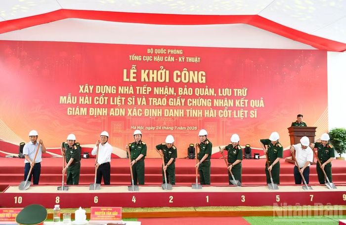 Các đại biểu thực hiện nghi thức khởi công công trình xây dựng nhà tiếp nhận, bảo quản, lưu trữ mẫu hài cốt liệt sĩ.