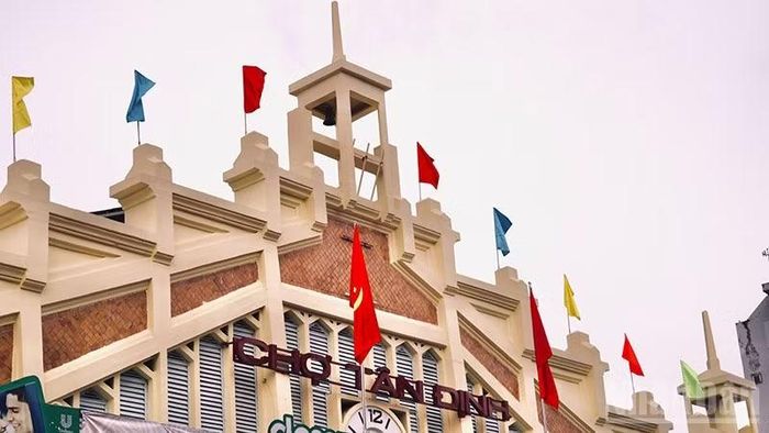 Chợ Tân Định có kiến trúc độc đáo. (Ảnh: LINH BẢO)