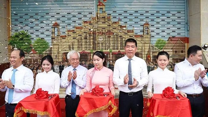 Lễ cắt băng ra mắt Công trình bích họa, mái đón chợ Tân Định và công trình trụ nước uống tại vòi miễn phí phục vụ người dân. (Ảnh: Phường Tân Định)