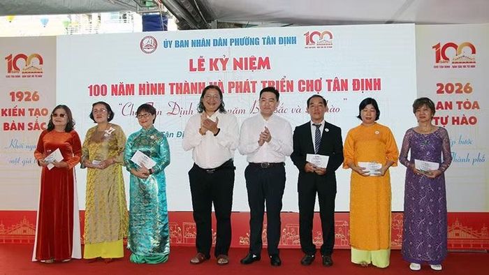 Tặng quà tri ân cho các thương nhân.