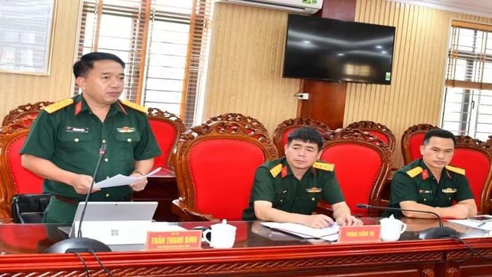Thành viên Ban Chỉ đạo về tìm kiếm, quy tập và xác định danh tính hài cốt liệt sĩ tỉnh Lai Châu phát biểu tại buổi họp báo.