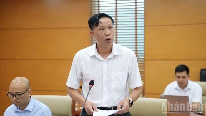 Lãnh đạo Sở Công thương trao đổi về giám sát quy trình xả lũ của các nhà máy thủy điện.