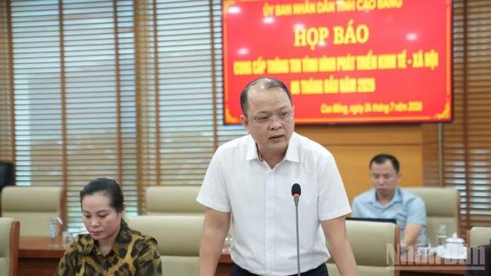 Lãnh đạo Sở Tài chính tỉnh Cao Bằng trao đổi, cung cấp thông tin.