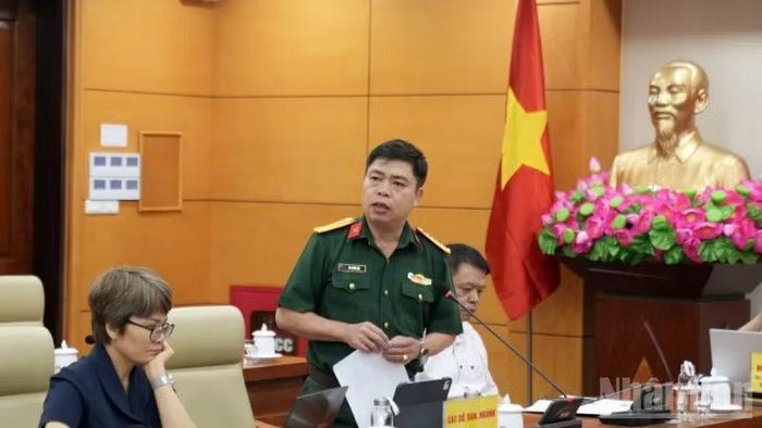 Đại tá Ma Công Học, Chính ủy Bộ Chỉ huy quân sự tỉnh Cao Bằng, phát biểu ý kiến tại cuộc họp báo.