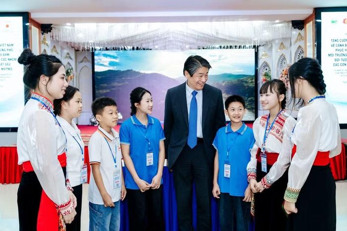 Đại sứ Nhật Bản tại Việt Nam Ito Naoki và các em học sinh tham dự Hội thảo. (Ảnh: UNESCO tại Việt Nam cung cấp)