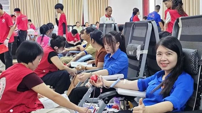 Các tầng lớp nhân dân ở Thanh Hóa tình nguyện hiến máu.
