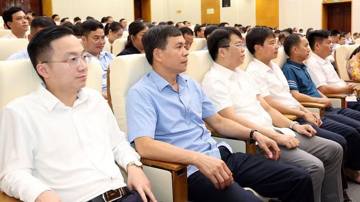 Đại biểu Hội đồng nhân dân tỉnh Tuyên Quang nghe truyền đạt các chuyên đề tại hội nghị.