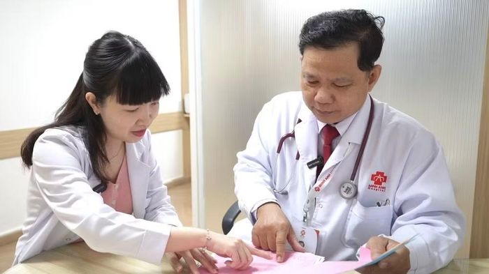 Bác sĩ Cồ Nguyễn Phương Dung và bác sĩ Mai Văn Minh trao đổi hướng điều trị ca bệnh.