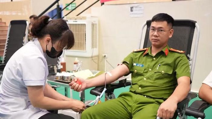 Cán bộ, chiến sĩ Công an tỉnh Tuyên Quang tích cực tham gia hiến máu.