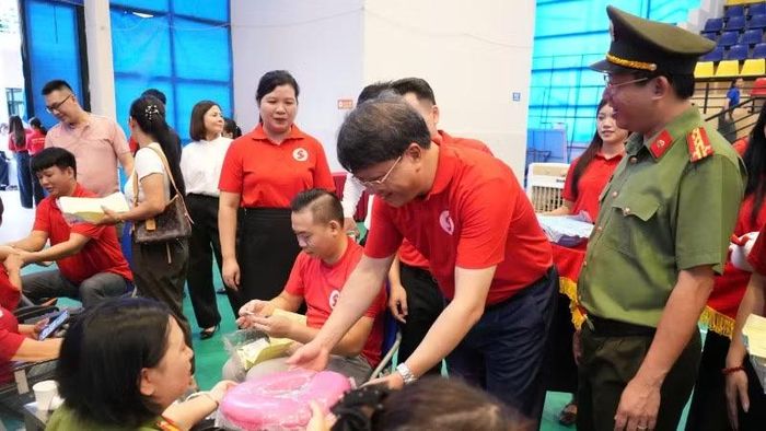 Đại biểu tặng quà, động viên người tham gia hiến máu.