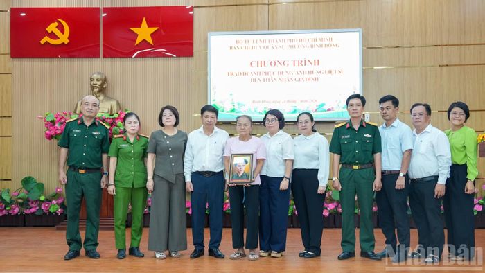Bộ Tư lệnh Thành phố Hồ Chí Minh phối hợp Công an Thành phố Hồ Chí Minh và nhóm phục dựng ảnh Team Lee trao di ảnh phục dựng cho thân nhân 16 gia đình liệt sĩ tại phường Bình Đông.