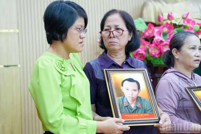 Các di ảnh được phục dựng, tô màu và in, đóng khung để trao tặng gia đình.