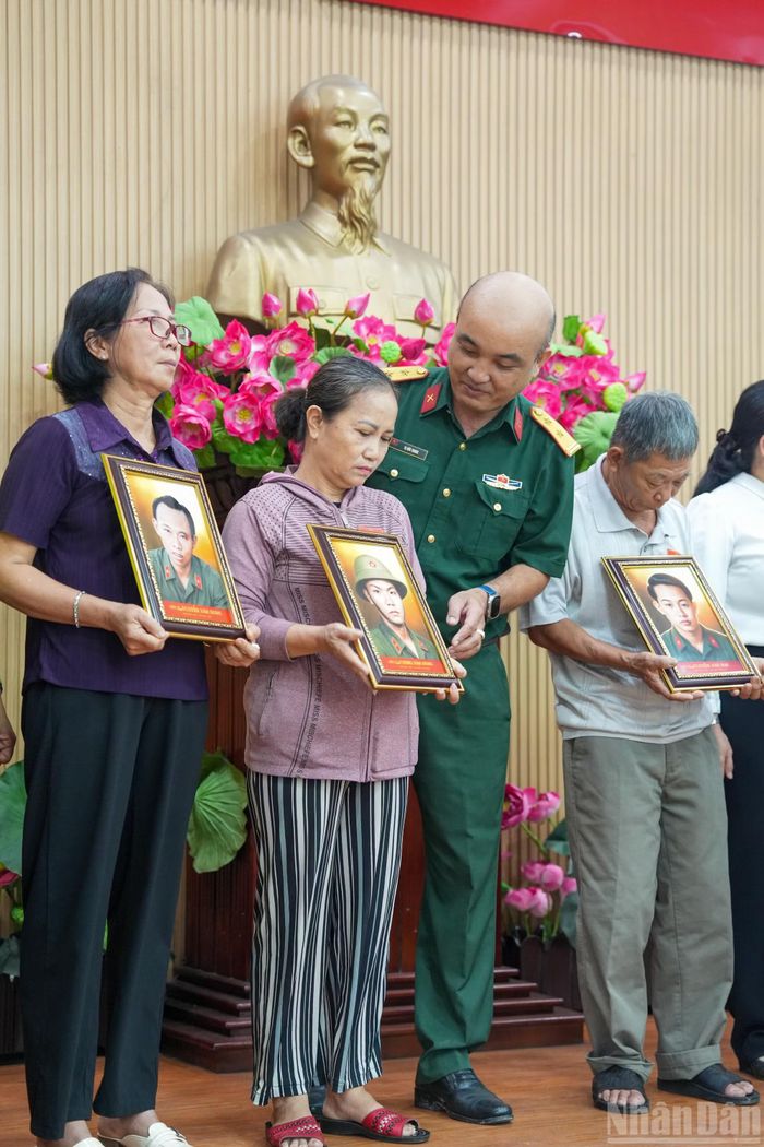 Thân nhân gia đình liệt sĩ xúc động khi nhận được di ảnh tại phường Bình Đông.