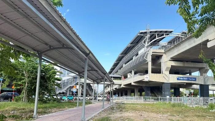 Hệ thống mái che được lắp đặt tại ga Thảo Điền nối trạm xe buýt với tuyến Metro số 1. (Ảnh: VÕ LÊ)