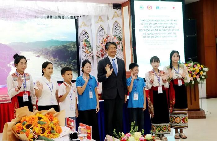 Ông Ito Naoki, Đại sứ đặc mệnh toàn quyền Nhật Bản tại Việt Nam lưu lại khoảnh khắc cùng các em học sinh các xã: Mường Xén, Tương Dương.