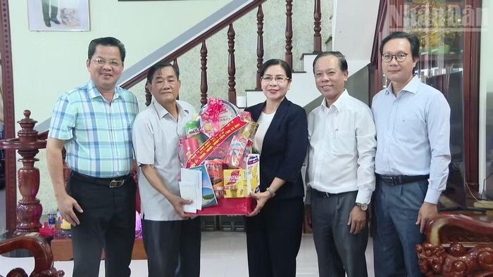 Đồng chí Lê Thị Nhung, Ủy viên Ban Thường vụ Tỉnh ủy, Phó Chủ tịch Thường trực Hội đồng nhân dân tỉnh Cà Mau và lãnh đạo phường Hiệp Thành đến thăm, tặng quà các gia đình có nhiều công lao đối với Tổ quốc tại phường Hiệp Thành.