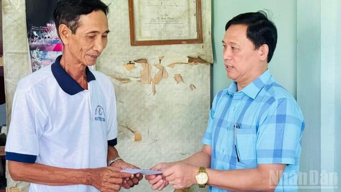 Đồng chí Trần Hoàng Khải, Chủ tịch Ủy ban nhân dân xã Vĩnh Hậu (tỉnh Cà Mau), đến thăm, tặng quà các thương binh, bệnh binh, gia đình liệt sĩ của xã.