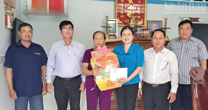 Đồng chí Trương Ngọc Thảo, Bí thư Đảng ủy xã Châu Thới, thăm, tặng quà gia đình cách mạng tại địa phương. (Ảnh: VĂN MẪN)